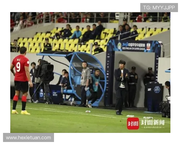 蓉城球迷齐聚基地呐喊助威全力激励球队冲刺最后两轮冠军梦想